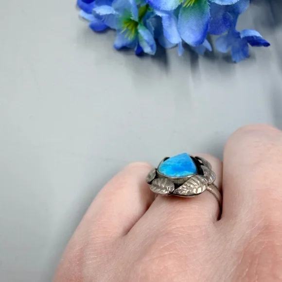Vintage Navajo Silver and Blue Turquoise Teardrop Ring Size 7 - Picture 3 of 6
